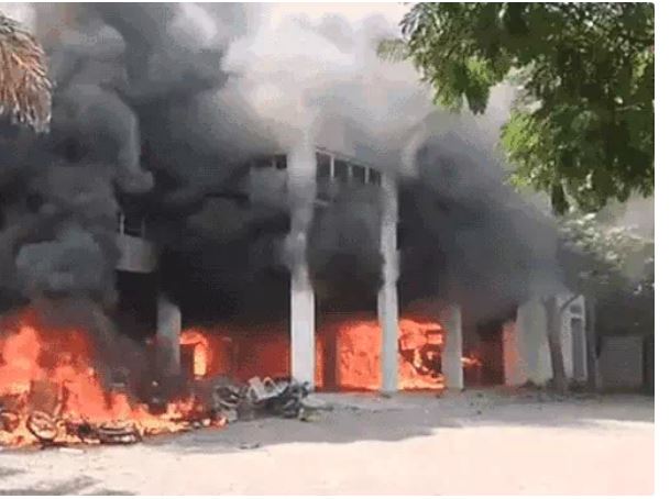 मराठा आरक्षण आंदोलन हुआ हिंसक : NCP अजित पवार गुट के विधायक का घर भीड़ ने जलाया, दर्जनों वाहन फूंके