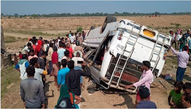 Mirzapur Bus Accident : यात्रियों से भरी बस ददरी बांध के पास पलटी , चार लोगों की मौत, मची चीख पुकार