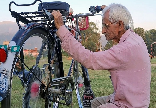 Jammu and Kashmir: 84 साल के बुजुर्ग का बड़ा करनामा, कबाड़ से बनाई इलेक्ट्रिक साइकिल, सोलर एनर्जी से भी होती है चार्ज!