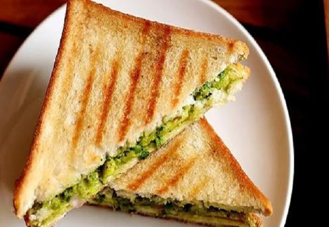 Disadvantages of eating bread in daily breakfast: डेली ब्रेकफास्ट में सैंडविच और टोस्ट खाना कहीं आपको कर तो नहीं रहा बीमार