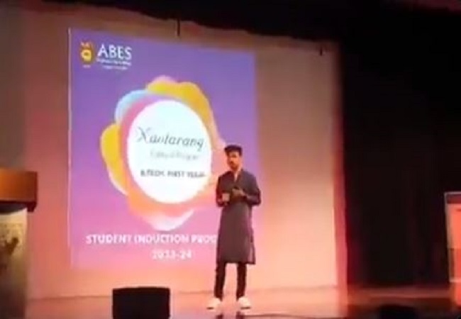 Viral Video: कॉलेज में कार्यक्रम के दौरान ‘जय श्री राम’ का नारा लगाना छात्र को पड़ा भारी, टीचर ने स्टेज से उतारा
