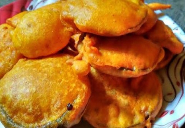 Tasty Brinjal Pakodas Recipe: शाम की चाय का हो गया है वक्त, आज ट्राई करें नयी स्टाईल में बैंगन के पकौड़े