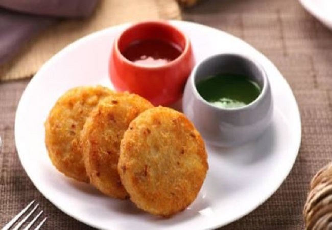 Tasty and Crispy Aloo Tikki: घर में इस तरह से बनाएं टेस्टी और कुरकुरी आलू टिक्की, भूल जाएंगी महंगे रेस्टोरेंट और होटल का स्वाद