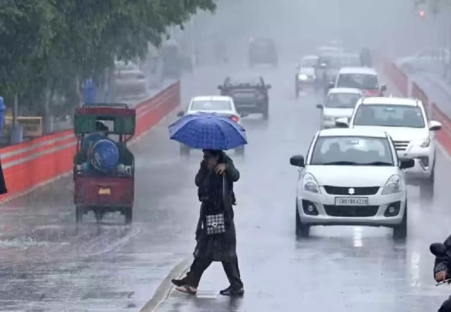 UP Weather Changed: अचानक तेज हवाओं और बारिश ने बदला मौसम का मिजाज, यूपी समेत उत्तर भारत में तेजी से गिरा पारा