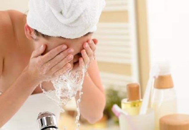 Skin Care Routine: सोने सा दमकता चेहरे के लिए किचन में रखी इन चीजों से सुबह सुबह धुले फेस, चंद दिनों में दिखेगा फर्क