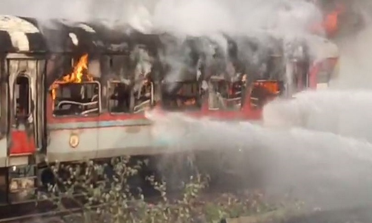 UP News: आगरा में पातालकोट एक्सप्रेस के दो डिब्बों में लगी आग, यात्रियों ने कूदकर बचाई जान