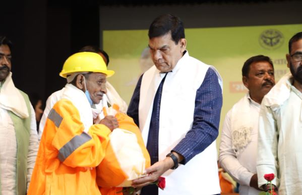 नगर विकास मंत्री ने महर्षि वाल्मीकि जयंती पर सफाई मित्रों का किया सम्मान