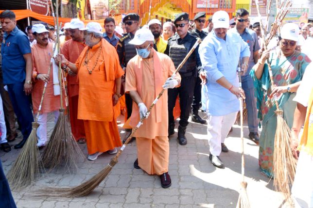 मठ मंदिरों के संतों संग चक्रतीर्थ में सीएम ने किया स्वच्छता श्रमदान, कहा-अयोध्या की तर्ज पर संवारेंगे नैमिष तीर्थ, धन की कोई कमी नहीं