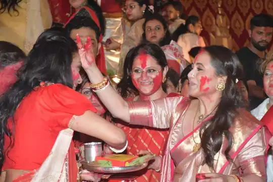 Durga Puja: Sindoor khela में रानी मुखर्जी, तनुश्री दत्त समेत कई एक्ट्रेस झूमती आई नजर, वीडियो हुए वायरल