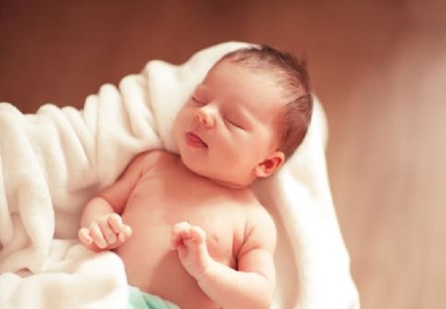 Newborn Baby Care: बदलते मौसम में नवजात शिशु को हो जाए सर्दी जुकाम तो क्या करें