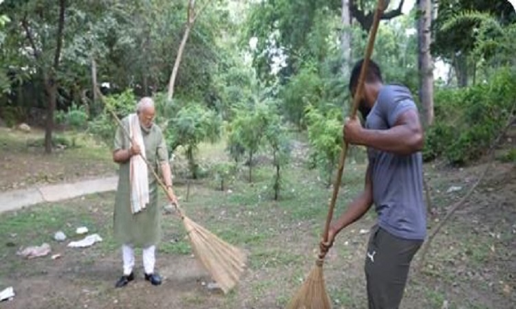 स्वच्छता अभियान के तहत श्रमदान करते हुए दिखे पीएम मोदी, अंकित बैयनपुरिया भी दिखे साथ