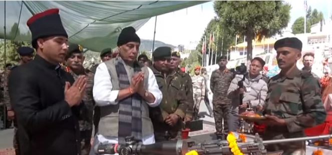 तवांग में रक्षामंत्री राजनाथ सिंह ने की शस्त्र पूजा, सेना के जवानों के साथ मनाई विजयादशमी