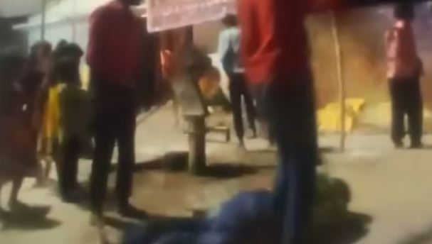 UP News: दुर्गा पूजा पंडाल में डांस करते-करते गिरा युवक, मौके पर ही तोड़ा दम