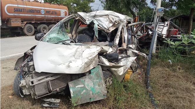 वाराणसी-लखनऊ राजमार्ग पर दर्दनाक हादसा: तेज रफ्तार कार और ट्रक की भिड़ंत में आठ लोगों की दर्दनाक मौत