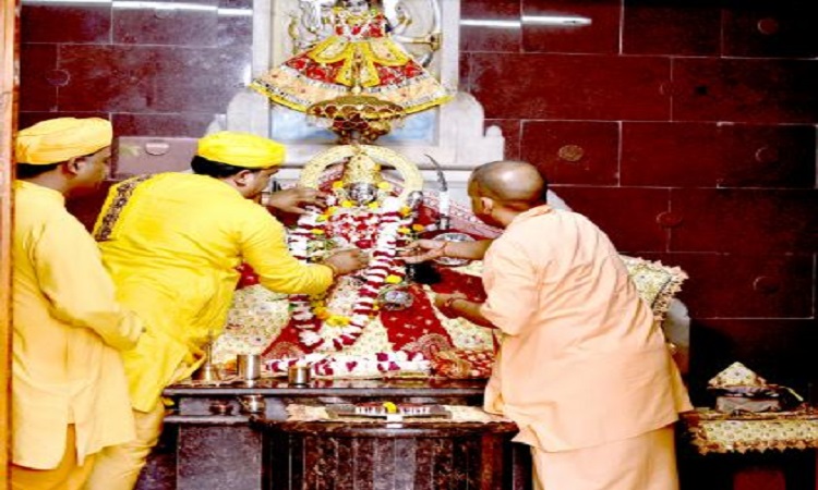 UP News: मुख्यमंत्री योगी आदित्यनाथ पहुंचे मथुरा, बांके बिहारी मंदिर में किया दर्शन पूजन, देखिए तस्वीरें