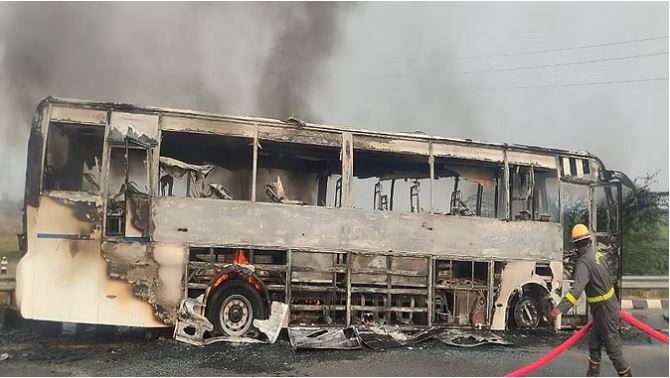 Agra Lucknow Express Way : लग्जरी बस में लगी आग, बाल-बाल बचे यात्री, राजस्थान से वाराणसी जा रही थी बस