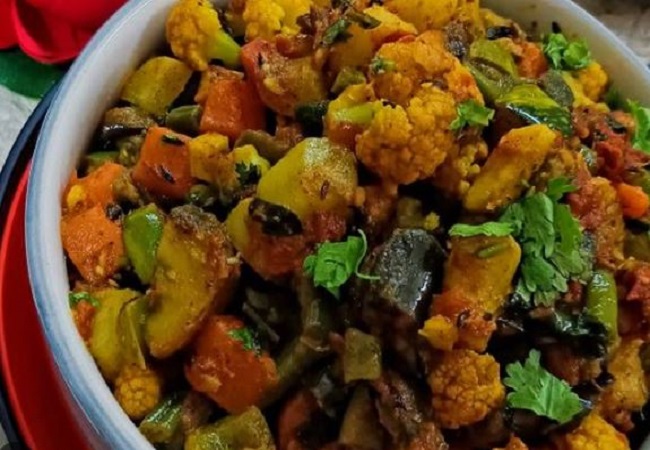 Annakut Sabji Recipe: गोवर्धन पूजा के दिन बनने वाली अन्नकूट सब्जी बनाने का ये है आसान सा तरीका