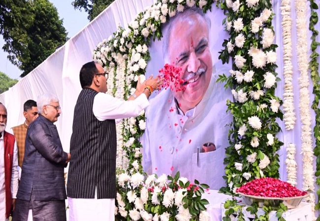 Ashutosh Tandon tribute meeting: पूर्व मंत्री और BJP विधायक आशुतोष टंडन को डिप्टी CM बृजेश पाठक ने दी श्रद्धांजलि