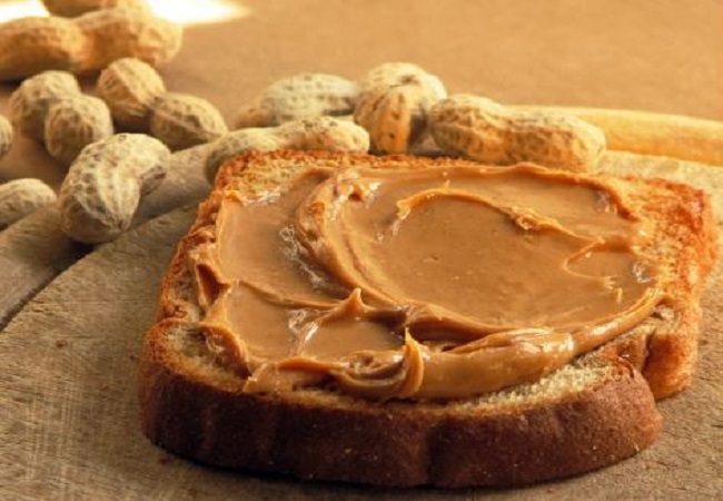 Benefits of eating Peanut butter: हड्डियों को मजबूत करने और दिल के रोगो से दूर रखने के अलावा पीनट बटर के हैं ये गजब के फायदे