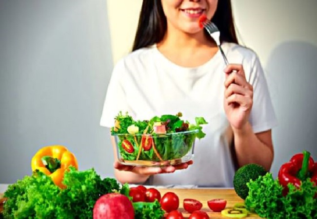 Benefits of eating raw vegetables: पका कर खाने के बजाय इन सब्जियों को कच्चा खाने से शरीर को मिलते हैं कई पोषक तत्व