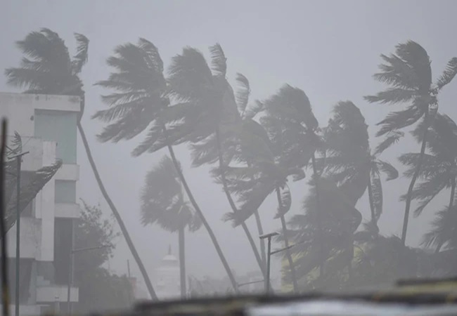Cyclone Midhili : चक्रवाती तूफान ‘मिधिली’ ने बदला मौसम का मिजाज, इन राज्यों में भारी बारिश के आसार