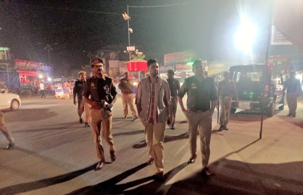 Maharajganj:रात में सड़क पर निकले डीएम-एसपी,शहर की सुरक्षा परखी