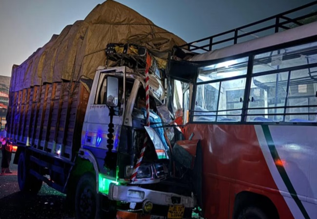 Gorakhpur Bus Accident: गोरखपुर-कुशीनगर हाईवे पर खड़ी बस को DCM ने मारी जोरदार टक्कर, 6 लोगों की मौत 25 घायल