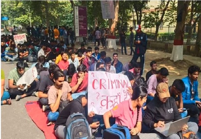 कहां हैं क्रिमिनल? IIT BHU के छात्र पोस्टर बैनर के साथ आज फिर सड़कों पर उतरे