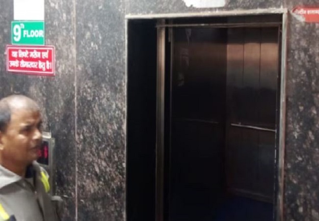 Lucknow News: केजीएमयू शताब्दी अस्पताल में लिफ्ट में फंसे चार लोग