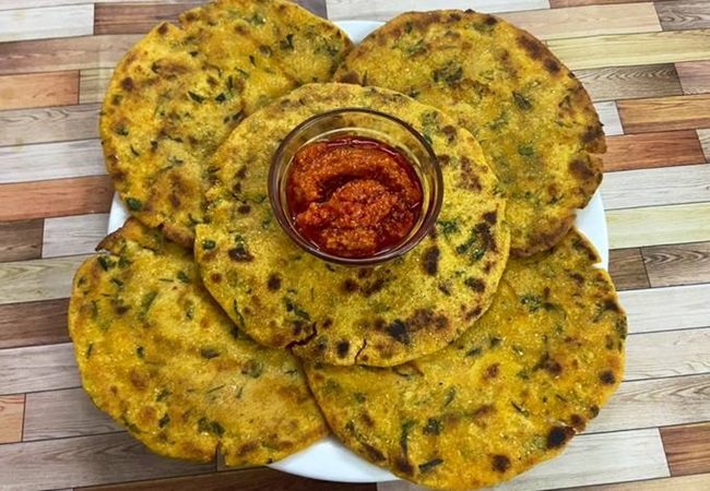 Methi Makka Paratha Recipe: सर्दियों में बनाएं मैथी-मक्के का चटपटा पराठा, जानें बनाने की आसान रेसिपी