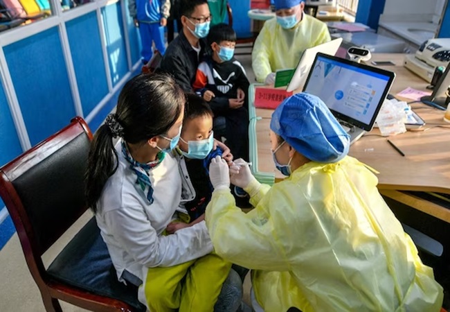 Corona के बाद नई महामारी का खतरा: China के स्कूली बच्चों में तेजी से फैल रही एक रहस्यमय बीमारी, WHO की बढ़ी चिंता