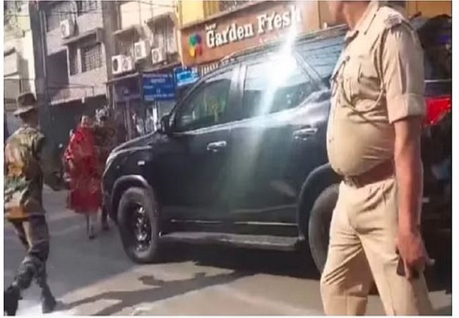 पीएम मोदी की सुरक्षा में चूक, तीन पुलिसकर्मी निलंबित, अचानक काफिले के सामने आई महिला
