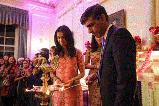 Diwali Celebration In UK :  प्रधानमंत्री ऋषि सुनक और पत्नी अक्षता ने जलाए दिए , रोशनी का त्योहार मनाया