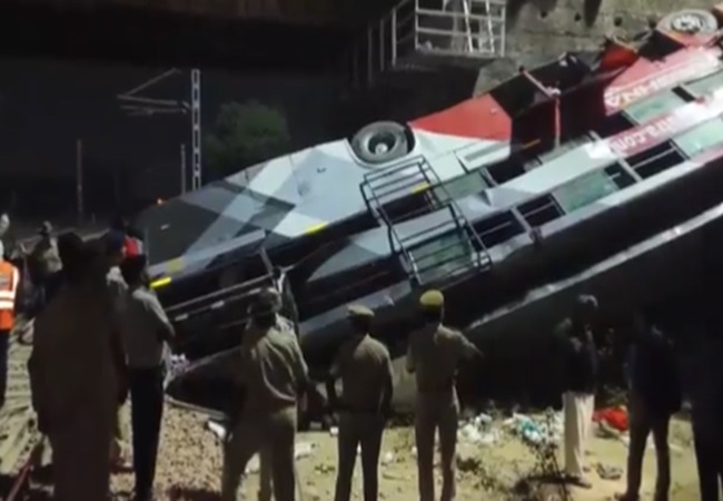 Rajasthan Accident: दौसा में नेशनल हाईवे-21 पर भीषण हादसा, पुलिया की रेलिंग तोड़कर रेलवे ट्रैक पर गिरी बस, 4 की मौत