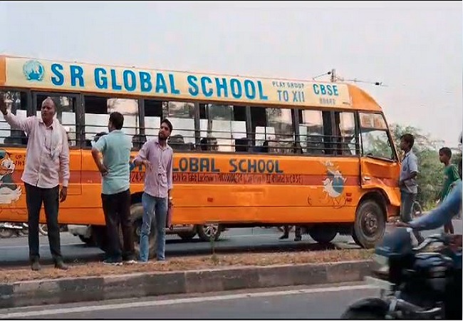 एसआर ग्लोबल स्कूल की दो बस आपस में भिड़ी, स्कूली बच्चे हुए ज़ख्मी , मौके पर पहुंची पुलिस