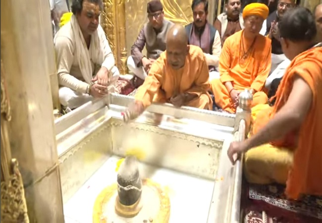 image of श्री काशी विश्वनाथ मंदिर पहुंचकर बाबा के चरणों में झुकाया शीश , समृद्ध यूपी के लिए की प्रार्थना