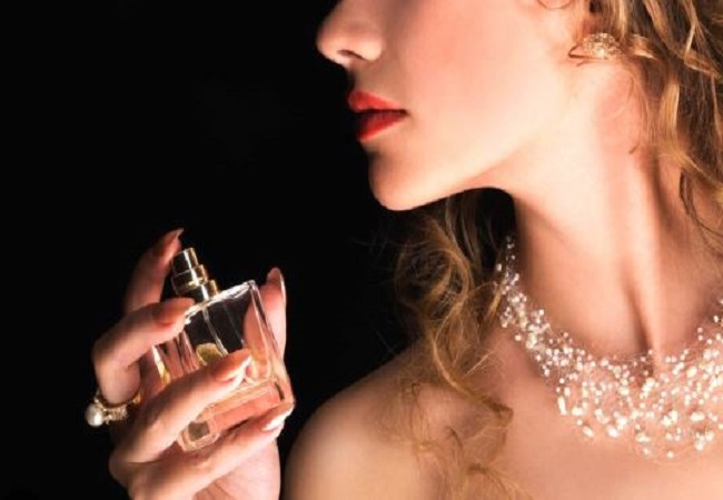 Side effects of perfume: बहुत अधिक करते हैं परफ्यूम का इस्तेमाल तो हो सकती हैं ये दिक्कतें