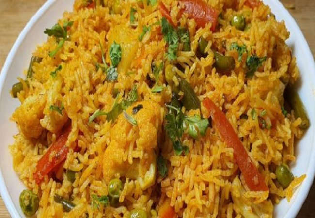 Spicy Chatpati Tehri Recipe: कुछ चटपटा और मसालेदार खाने का कर रहा है मन तो लंच या डीनर में ट्राई करें तहरी