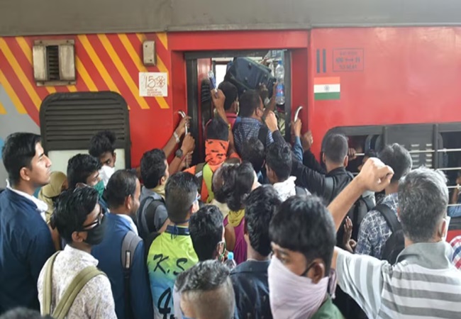 Surat Railway Station: ट्रेन पर चढ़ने के लिए मची भगदड़, एक व्यक्ति की मौत कई घायल