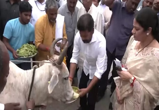 Telangana Elections 2023 : कांग्रेस प्रदेशाध्यक्ष ने की गाय की पूजा, बोले- ‘अच्छे दिन’ आने वाले हैं, ‘दुराला सरकार’ जाएगी और ‘प्रजला सरकार’ आएगी