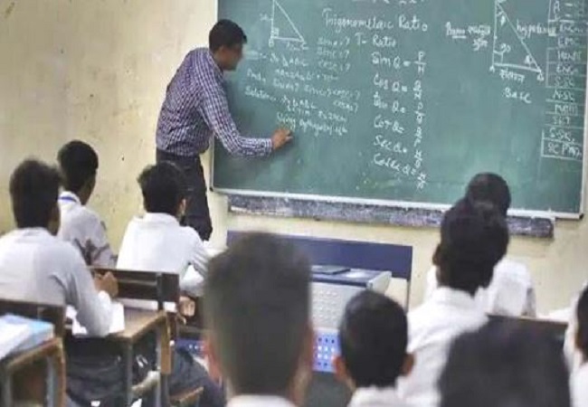 दीपावली पर यूपी की योगी सरकार का बड़ा झटका, 2090 शिक्षकों की सेवा समाप्त