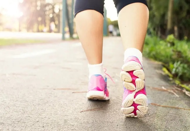 Tips for Diabetes Patients: डायबिटीज मरीज हर रोज पैदल चलें इतनी दूरी, नहीं तो घुटने हो जाएंगे खराब!