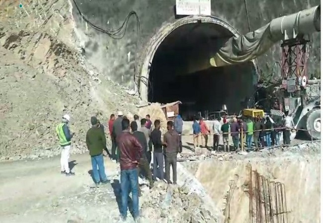 Uttarakhand Tunnel Collapse: सुरंग में फंसे 40 मजदूरों को निकालने के लिए रेस्क्यू ऑपरेशन जारी, वॉकी-टॉकी से हुई बात, सभी सुरक्षित
