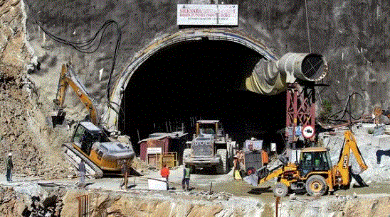 Uttarkashi Tunnel Rescue : सिल्क्यारा छोर से ड्रिलिंग जारी , श्रमिकों को निकालने के लिए  चल  रहा युद्धस्तर पर रेस्क्यू ऑपरेशन