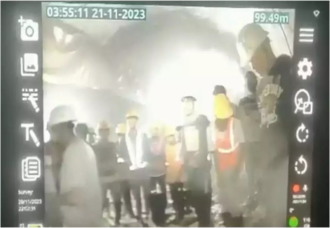 Video Inside Uttarkashi Tunnel: सुरंग में फंसे 41 मजदूरों की पहली तस्वीर आयी सामने, देखें वीडियो
