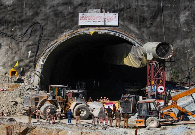 Uttarkashi Tunnel Rescue Update: रेसक्यू टीम का चौंकाने वाला फैसला, अब हथौड़े से तोड़ी जाएगी सुरंग की दीवार