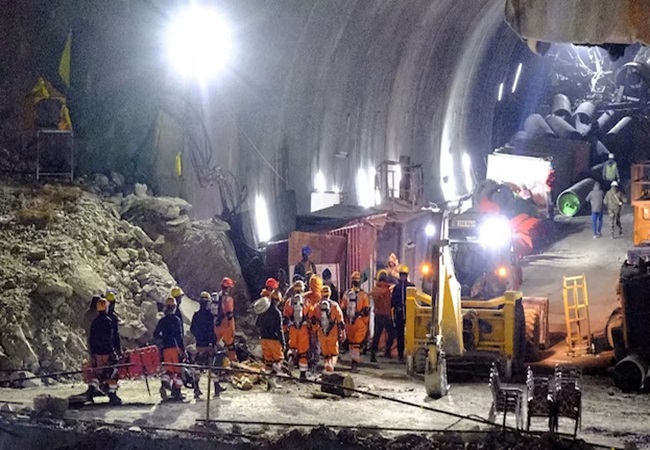Uttarkashi Tunnel Rescue: अवरोधों की पहचान करने में हुई गलती! मजदूरों को निकालने में अभी लगेगा और समय