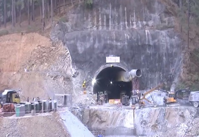 image of Uttarkashi Tunnel Rescue: आज सुरंग से बाहर आ सकते हैं 41 मजदूर! सफलता से सिर्फ 6 मीटर दूर रेसक्यू टीम