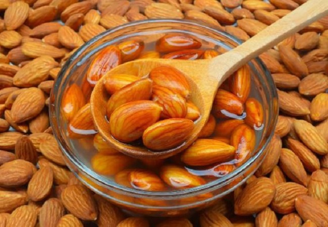 Why are almonds soaked and eaten: बादाम को भिगोकर खाने के पीछे छिपी है ये वजह