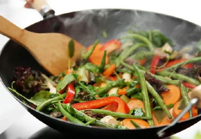 Benefits of eating food cooked in an iron pan: लोहे की कढ़ाही में पका खाना खाने के होते हैं ढेर सारे फायदें